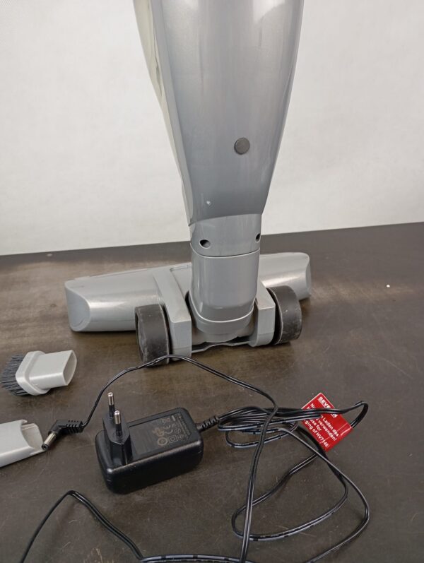 Black+Decker SVA520B Vacuum Cleaner - Image 7
