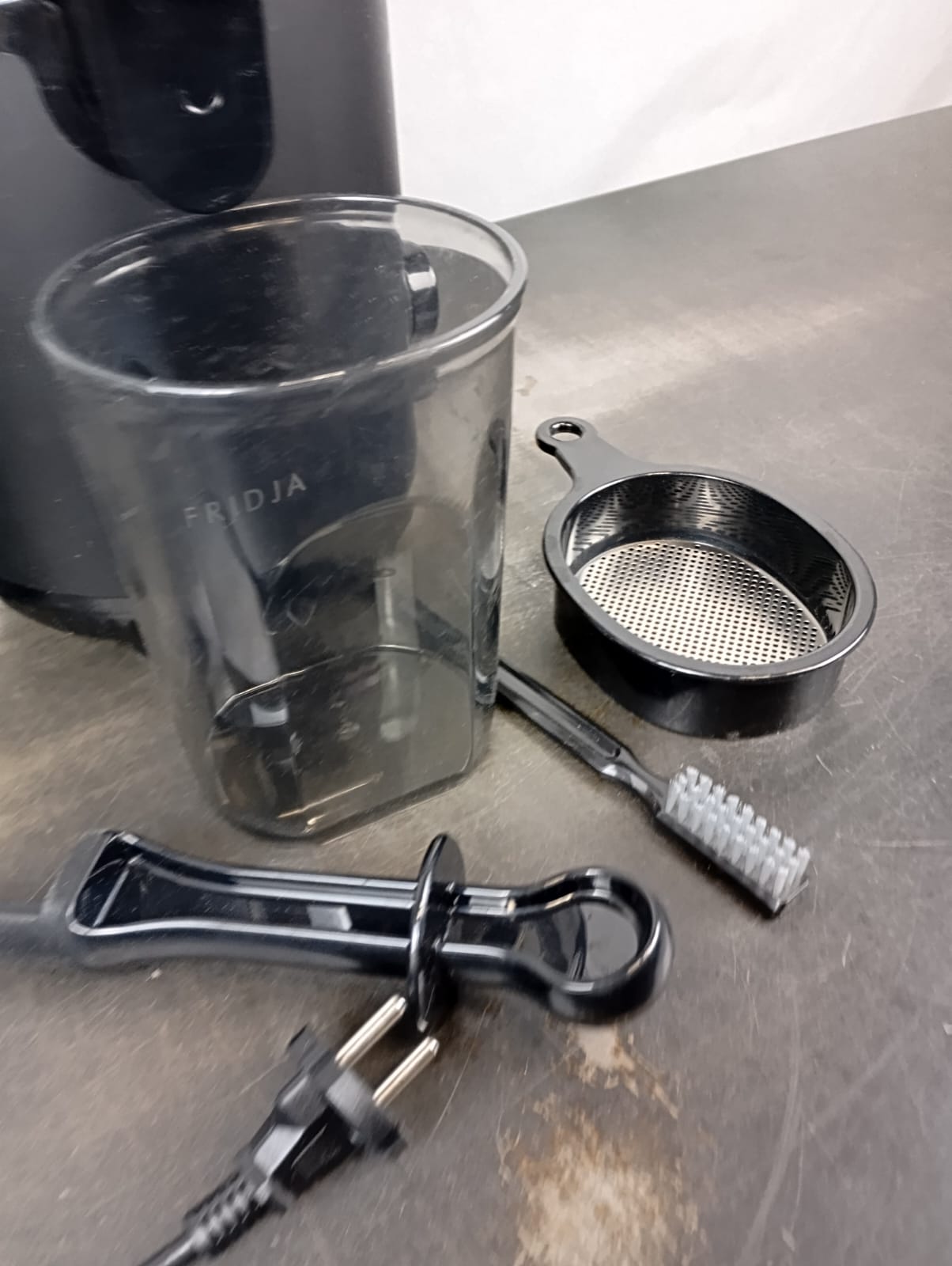 Fridja f2500 Self-Feeding Juicer Machine - Image 3